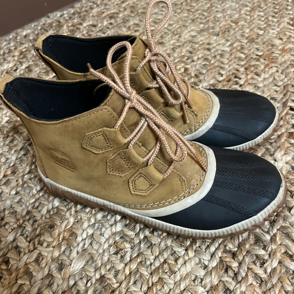 Sorel Out N About Waterproof Duck Boots - Size 8.